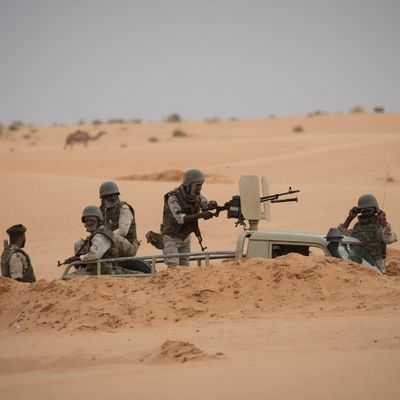 Des soldats de l'armée mauritanienne attendent dans un véhicule armé dans un avant-poste de la force opérationnelle du G5 pour le Sahel, dans le sud-est de la Mauritanie, le 22 novembre 2018.