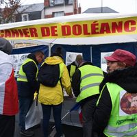 Des personnes signent le cahier de doléances lors d'une manifestation antigouvernementale appelée par le mouvement des Gilets jaunes à Bourges le 12 janvier 2019.