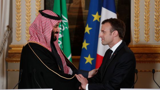 Le prince héritier d'Arabie Saoudite Mohammed Ben Salman et Emmanuel Macron le 10 avril 2018 à l'Elysée ©AFP - YOAN VALAT