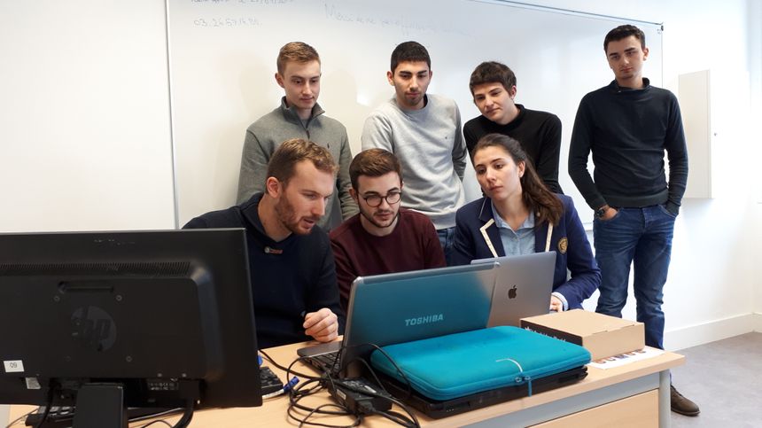 Le designer Vincent Rahir explique le fonctionnement du logiciel de modélisation aux étudiants