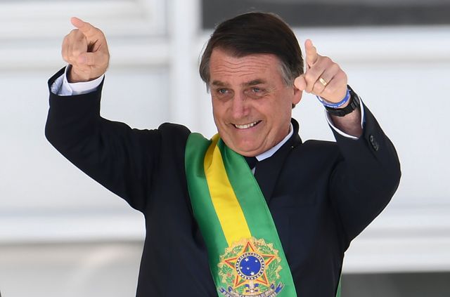 Le nouveau président a reçu des mains de son prédécesseur Michel Temer l'écharpe présidentielle