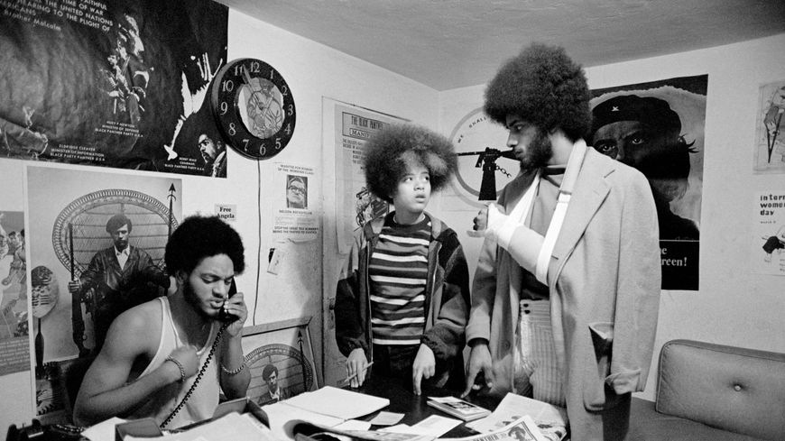 Janvier 1971, dans les locaux du Black Panther Party à Seatle, à la droite du bénévole au standard, Aaron Dixon, dirigeant local du BPP, et Vanetta Molson, qui anime la clinique gratuite