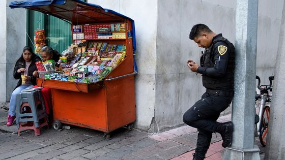 Un officier de police attend un cortège à Mexico, le 19 octobre 2018. ©AFP - Brendan Smialowski