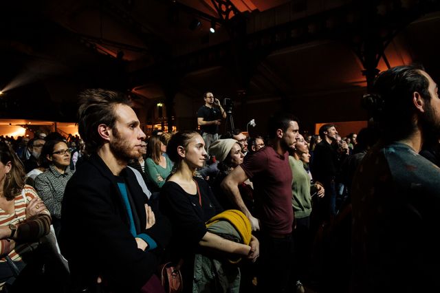 Sympathisants ou simples curieux, plus d'un millier de personnes ont assisté au meeting de Place publique, mardi soir, à Paris.