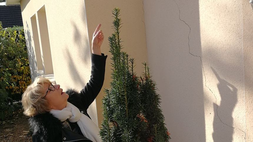 Mylène vit à Brognon sa maison affiche d'inquiétantes fissures suite à la canicule de 2018 (photo de novembre 2018)
