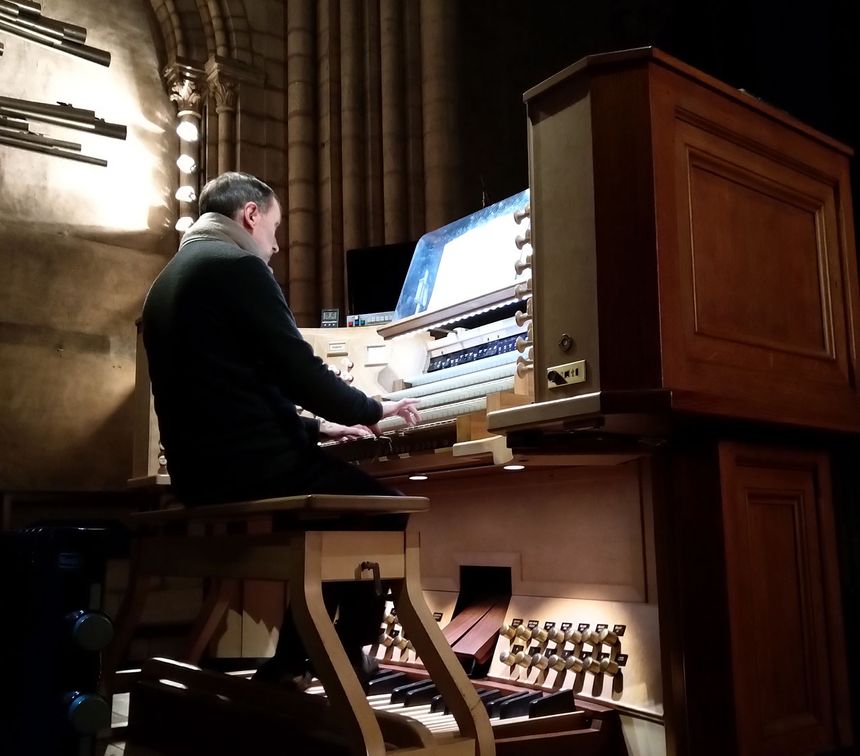 Olivier Latry au clavier du grand orgue de la cathédrale Notre-Dame