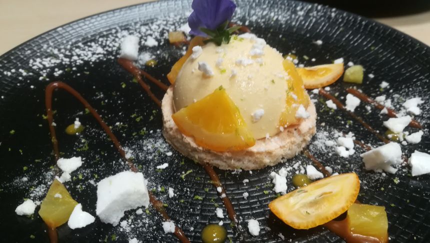 Le dôme à l’orange, dacquoise maison, éclats de meringue