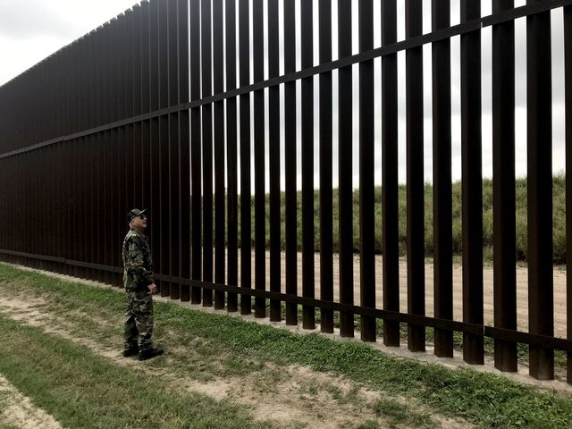 David, la soixantaine, patrouille le long de la rivière Rio Grande, à la recherche de ces migrants venus du Mexique voisin ou d’Amérique centrale.