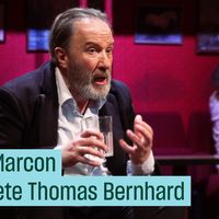 André Marcon sur les planches du théâtre Déjazet dans "Le Faiseur de théâtre" de Thomas Bernhard