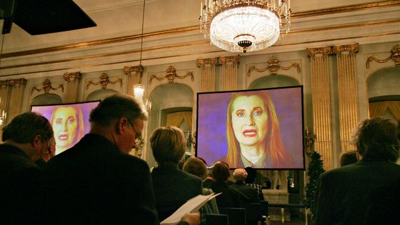Vidéo de Elfriede Jelinek projetée le 07 décembre 2004 lors de l'attribution du Prix Nobel de Littérature à Stockholm, en Suède, l'autrice autrichienne lauréate ayant refusé de se rendre à la cérémonie. ©AFP - JONAS EKSTROMER / SCANPIX SWEDEN / AFP