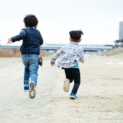Deux enfants à Tokyo au Japon