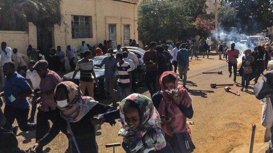 A Khartoum et dans d'autres villes, des manifestations populaires ont lieu régulièrement depuis un mois... ©AFP - STRINGER / ANADOLU AGENCY