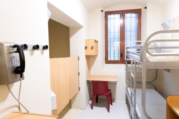 Une cellule refaite à neuf, avec toilettes, douche, et combiné mural.