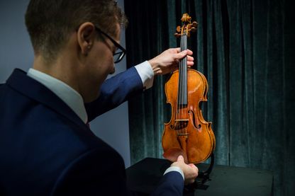 Une vente aux enchères chez Sotheby's Hong Kong, d'un violon rare de 1684 fabriqué par Antonio Stradivari, le 21 février 2017. Une vente aux enchères chez Sotheby's Hong Kong, d'un violon rare de 1684 fabriqué par Antonio Stradivari, le 21 février 2017.