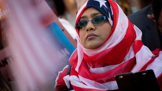 Une femme porte un hijab (inspiré du drapeau américain) alors qu'elle assiste à une manifestation contre l'interdiction de voyager proposée par le gouvernement Trump, le 18 octobre 2017 à Washington. ©Getty - Drew Angerer