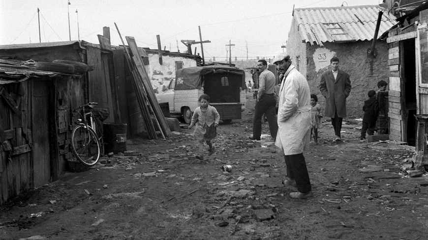 Près de la moitié des Algériens installés en France au milieu des années 60 vivaient en bidonville, comme ici, à Nanterre, en 1962