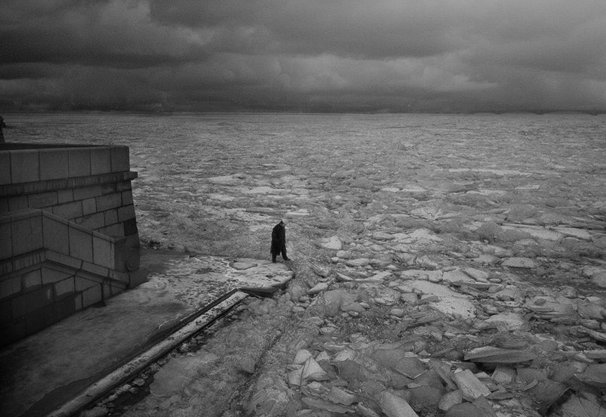 L'hsitant. Un pont sur la Neva gele. Saint-Ptersbourg, Russie, 2004