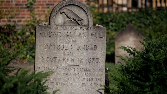 La tombe d'Edgar Allan Poe. - © Andrew Harrer/Bloomberg via Getty Images