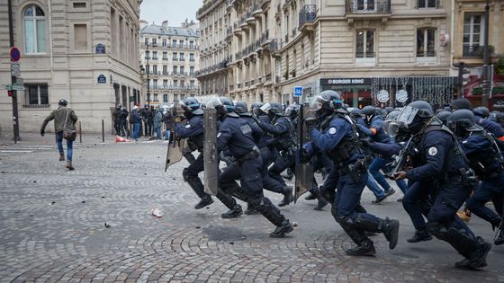 Charge de CRS contre des "Gilets Jaunes" le 12 janvier à Paris ©Getty - Kiran Ridley / Contributeur