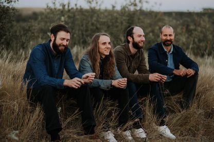Deux ans après son album solo "The Party", Andy Shauf (avec les cheveux longs) revient avec le premier album de son groupe Foxwarren Deux ans après son album solo "The Party", Andy Shauf (avec les cheveux longs) revient avec le premier album de son groupe Foxwarren