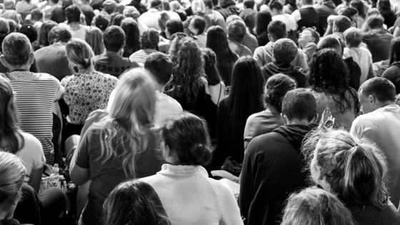 "Dans les années 50, on avait montré déjà que plus une foule se densifie, moins elle se déplace vite. Cela s'appelle le diagramme fondamental et cela relie la densité et la vitesse de déplacement d'une foule." Mehdi Moussaïd - CC / photo_collection
