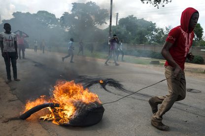 Un manifestant sur la route entre le township d'Epworth et la capitale Harare au Zimbabwe, le 14 janvier 2019 Un manifestant sur la route entre le township d'Epworth et la capitale Harare au Zimbabwe, le 14 janvier 2019