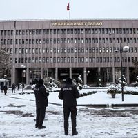 Le 8 janvier, deux policiers se tiennent dans la cour devant le tribunal d'Ankara. Le procès de 28 suspects pour l'assassinat de l'ambassadeur de Russie d'il y a deux ans a été ouvert, dont un prédicateur musulman basé aux US et blâmé par Ankara