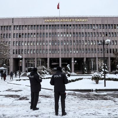 Le 8 janvier, deux policiers se tiennent dans la cour devant le tribunal d'Ankara. Le procès de 28 suspects pour l'assassinat de l'ambassadeur de Russie d'il y a deux ans a été ouvert, dont un prédicateur musulman basé aux US et blâmé par Ankara
