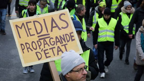 La confiance des français envers les médias ne cesse de s'éroder au fil des années. Au delà du constat, quelle solution apporter ? ©AFP - LUDOVIC MARIN
