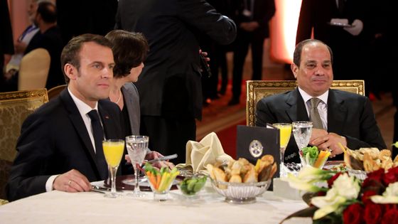 Emmanuel Macron et le président égyptien Abdel Fattah al-Sissi lors d'un dîner officiel le 28 janvier au Caire ©AFP - LUDOVIC MARIN
