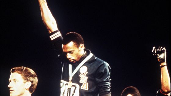 Le 16 octobre 1968, Tommie Smith et John Carlos lèvent un poing ganté de noir sur le podium du 200 mètres pour dénoncer les inégalités raciales. ©Getty - Rolls Press/Popperfoto