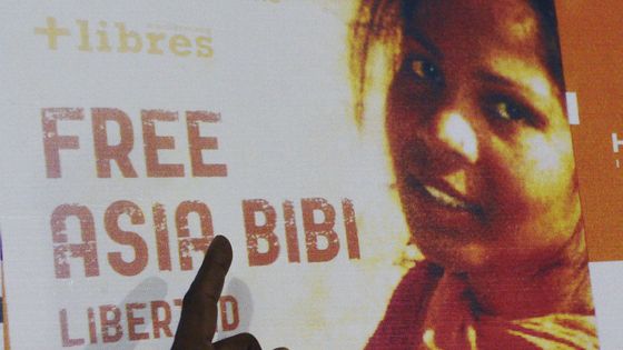 Photo de septembre 2016 dans laquelle Ashiq Masih, le mari d'Asia Bibi, montre une image de sa femme ©AFP - Arif Ali