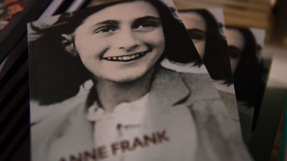 Photo d’une édition du livre “Le Journal d’Anne Frank » prise au cours de l’exposition « Auschwitz. Not long ago. Not far away” le 28 novembre 2017 à Madrid. ©AFP - GABRIEL BOUYS