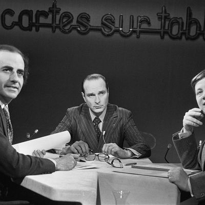 Alain Duhamel et Jean-Pierre Elkabbach animent "Cartes sur table" sur Antenne 2 en février 1978, ils reçoivent Jacques Chirac alors maire de Paris