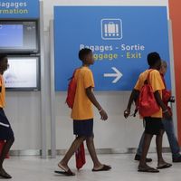 Secourus par le navire Lifeline au large de la Libye et accueillis en France, des réfugiés arrivent à l'aéroport de Roissy-Charles de Gaulle le 5 juillet 2018.