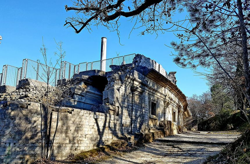 L'arrière du théâtre antique de Vaison la romaine
