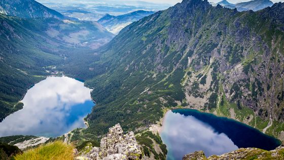 Vue sur le lac Morskie Oko et le Czarny Staw (l'étang noir) - Montagnes des Tatras en Pologne ©Getty