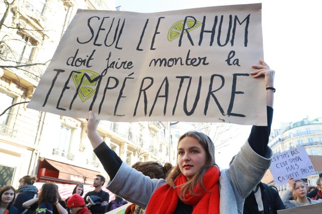 Jeunes manifestants devant le ministère de l'Ecologie à Paris