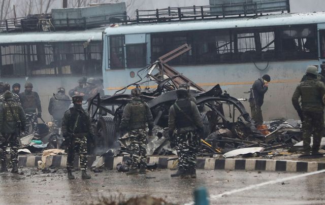 Les forces de sécurité indiennes sur les lieux d’un attentat-suicide, revendiqué par un groupe islamiste basé au Pakistan, qui a tué une quarantaine de leurs collègues à Awantipur, au Cachemire.