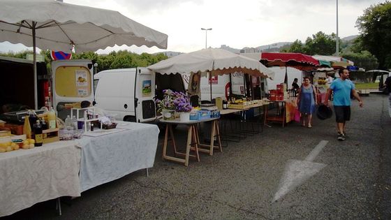 Marché_paysan_d'Apt_Stands_jus_de_fruits_et_vins - Varaine, 2016 via Wikimedia Commons