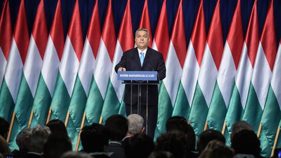 Le Premier ministre hongrois Viktor Orban annonce ses mesures pro-natalité lors de son discours sur l’état de l’union, dimanche 10 février 2019 à Budapest, devant une nuée de drapeaux hongrois mais pas un seul de l'Europe. ©AFP - ATTILA KISBENEDEK / AFP