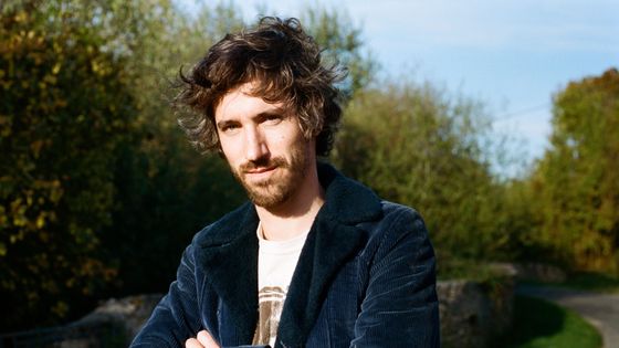 L'auteur-compositeur-interprète, Baptiste W. Hamon, sort un nouvel album « Soleil, soleil bleu » chez BMG. - CAMP