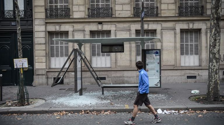 Un arrêt de bus détruit à Paris, en décembre 2018.