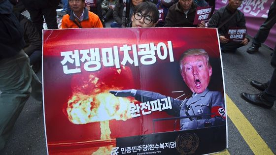 Une pancarte associant Donald Trump au risque nucléaire lors d'une manifestation anti-Trump à Séoul en novembre 2017. ©AFP - JUNG Yeon-Je