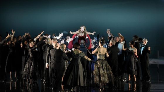 La Traviata de Verdi au Théâtre des Champs-Elysées avec Vannina Santoni dans le rôle de Violetta en robe rouge - Vincent Pontet