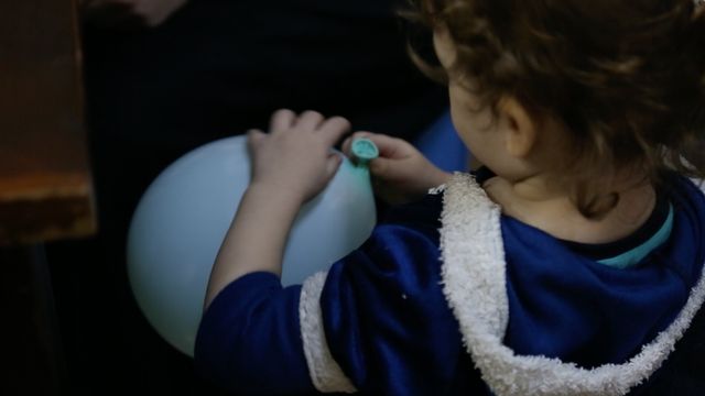 Dans la prison, il n'y a pas de jouet pour le bébé de Mélina Boughedir. Pendant l'entretien avec sa mère, un responsable lui tend un ballon de baudruche.