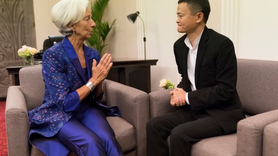 Christine Lagarde, directrice du FMI et Jack Ma, CEO de Alibaba ©AFP - Stephen Jaffe
