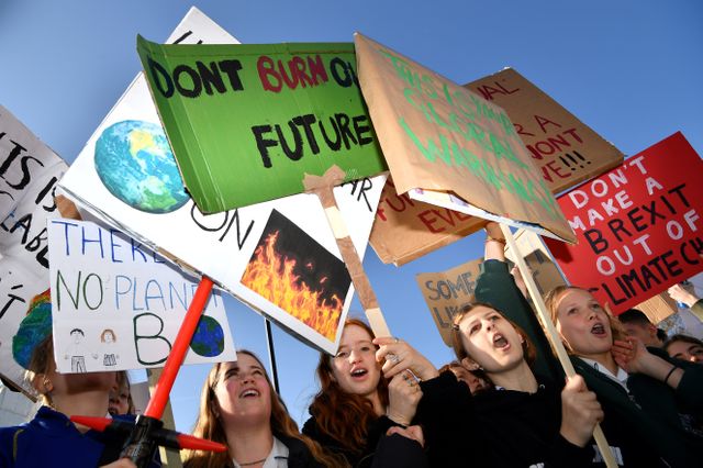 "Ne grillez pas notre futur" scandent les jeunes manifestants à Londres