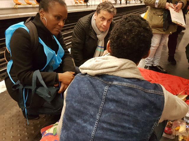 Chaque jour, des agents de la RATP recensent environ 300 personnes sédentaires dans le métro. Près de 10 % des personnes sans abri, à Paris.