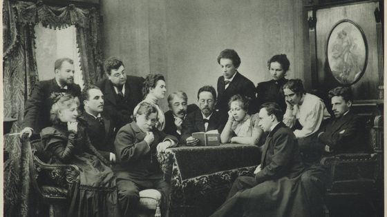 Tchekhov en 1899 entouré des comédiens de la Moscow Art Theatre Company ©Getty - Fine Art Images/Heritage Images